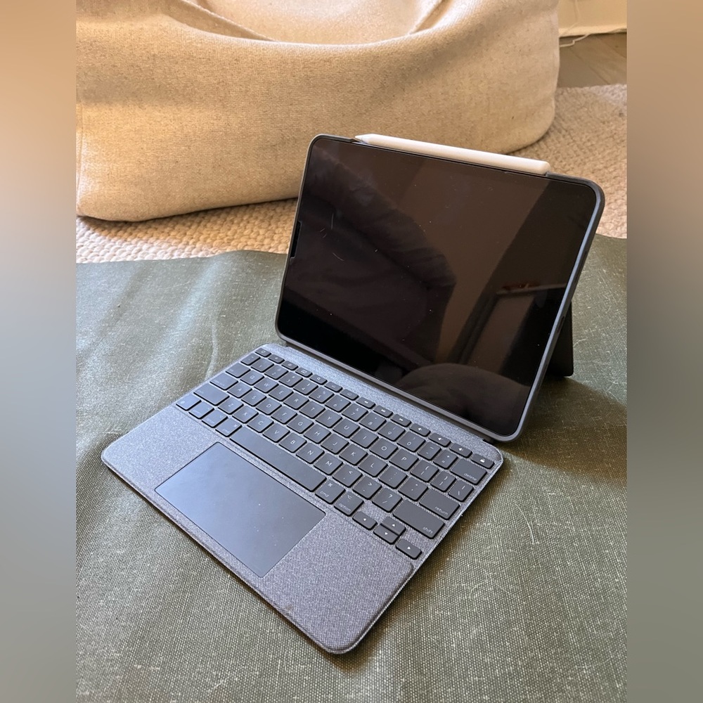 iPad Pro 11 inch 64gb 2018 2nd Gen w/Apple pencil & Keyboard